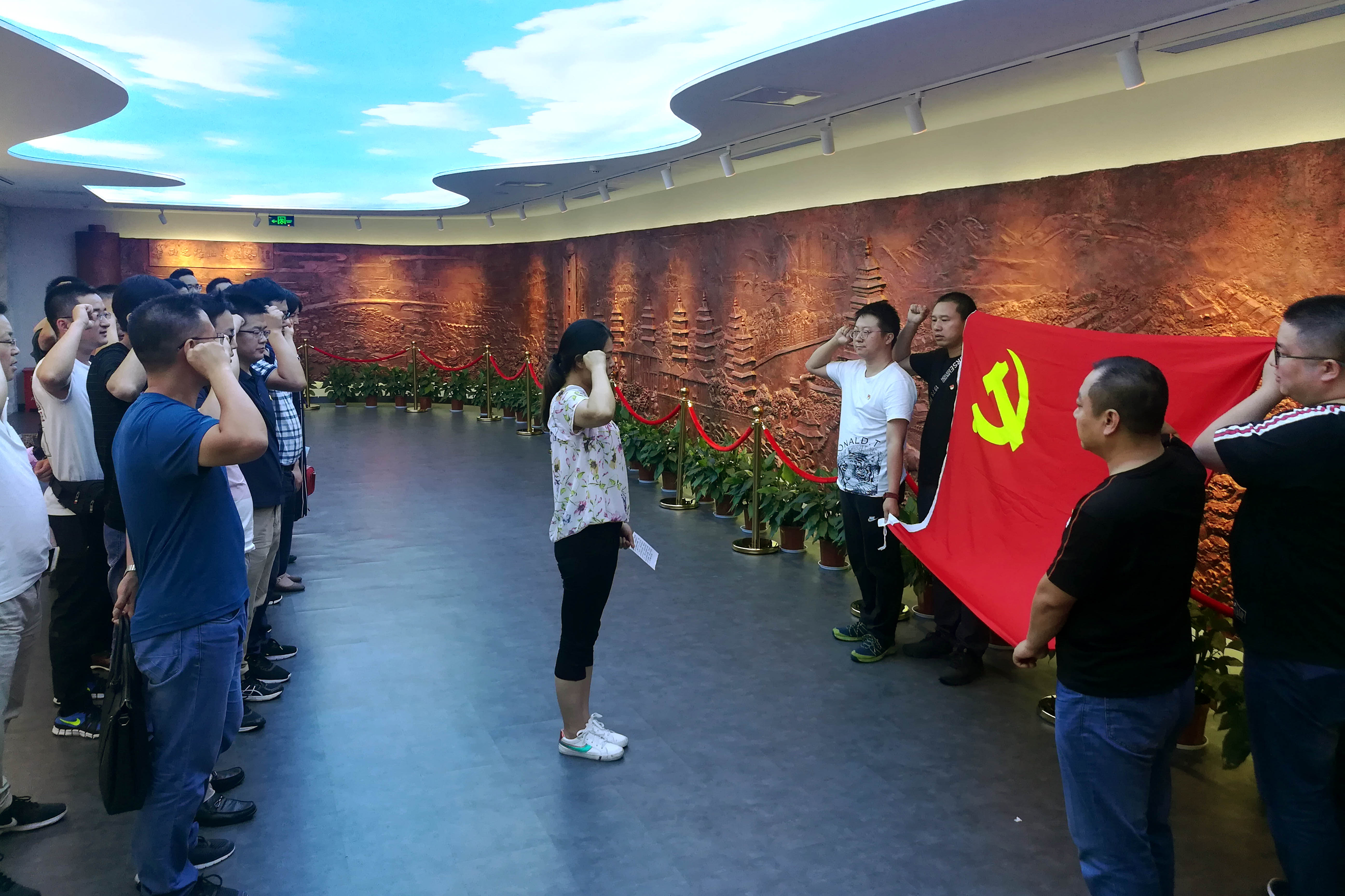 不忘初心、艱苦奮斗，上上電纜黨委組織黨員同志赴華西村參觀學(xué)習(xí)