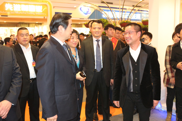 江蘇省青商會科技創(chuàng)新成果展上 史和平副省長駐足參觀上上集團三代核電AP1000殼內電纜